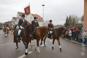 Gebhard Bühler an der neuen Standarte, flankiert von Manuel Bühler und Werner Wiedenhöfer