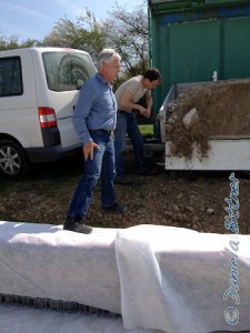 Manuel kurbelt den Hänger hoch, damit der Dreck rausfällt..