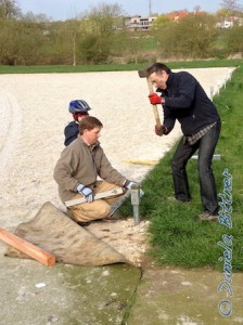 Martin Esdar und Christian Bittner kümmern sich um die Hülsen... Mit Kraft werden sie in den Boden geschlagen..