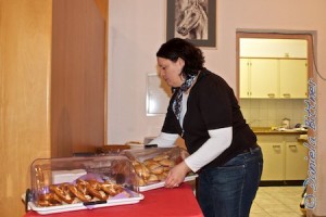 Cornelia Wengert sorgt im Reiterstübchen mit einigen Helfern für die Verpflegung. Sie hat das PM-Forum in Röhlingen organisiert. Vielen Dank!