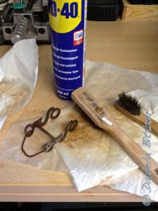 Das Metallteil war sehr rostig. Mit WD-Spray und Drahtbürste wurde der Rost, so gut es ging, entfernt...