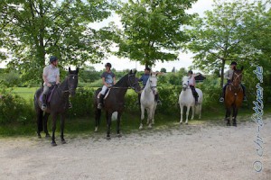 An der Reithalle trafen sich die Reiter...