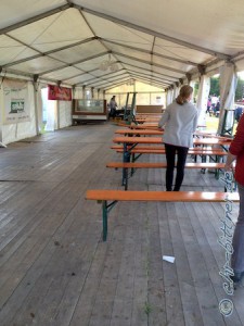 Draußen lief noch das Stechen, im Zelt wurde schon aufgeräumt...