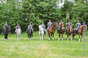 Hier ein Gruppenfoto von unseren Reitern, wieder am Stall bei Nessenreben...