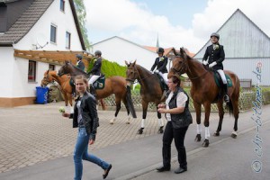 Die Reiter und die Kutsche trafen sich vor der Kirche bei Nik Vaas. Dort erhielten alle eine weiße Ansteckrose...