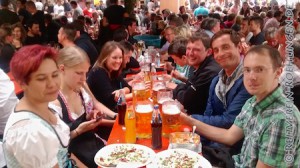 Die große Runde beim Essen "erwischt"...