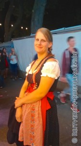 Am Samstag war Dirndlabend. Sieht Sandra nicht süß aus?