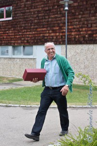 Gebhard Bühler hat das Geschenk für das Geburtstagskind...