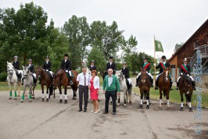 Der Jubilar mit seiner Frau Maria und Gebhard Bühler vor den Reitern...