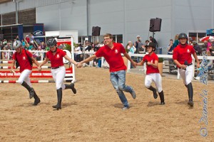 Bei der Teampräsentation vor dem Springen durften die Reiter rennen... Hier das Junior-Team Kreissparkasse Ostalb...
