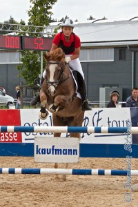 Dennis Pollet auf Till im Parcours..