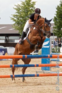 Stefanie Bango auf Syrius im Parcours...