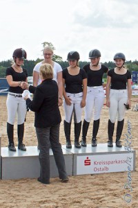 Das Junior-Team Nürnberger Versicherung schaffte es auf das Treppchen. Sie erreichten Platz drei. Hier erhält Steffi gerade ihre Schleife...