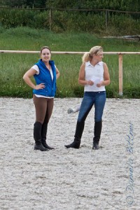 Inga und Julia sorgen im Platz für Ordnung, helfen beim Nachgurten, gucken nach den Stangen und überprüfen den Ablauf der Quadrille..