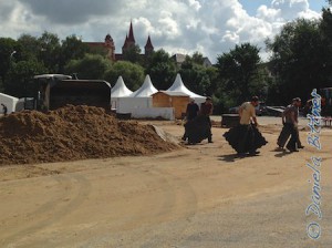 Josef Wöhrle hat mit dem Radlader die nächste Fuhre Matten gebracht. Mt vereinten Kräften werden diese zu den Paletten gebracht...