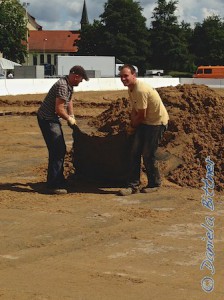 Falls eine Matte im aufgehäuften Sand auftaucht, muss diese mühsam rausgezogen werden...
