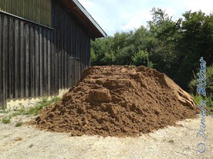 Draußen sind vorübergehend zwei Ladungen Sand zwischengelagert.