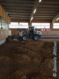 Gegen drei Uhr am Nachmittag hatten Manuel Bühler und Simon Wagner zwei Ladungen Sand in der Halle grob verteilt, damit der Sand abtrocknen kann.