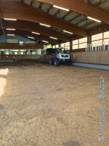 Mit der Schaufel immer wieder abschütteln beim Fahren, gekonnt hat Simon den Sand verteilt....