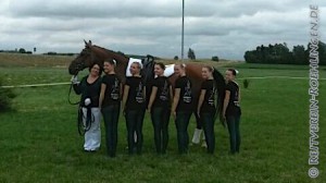nochmals unsere Mannschaft von Herbertingen, hier mit neuen Voltigier-T-Shirts!
