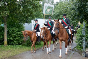 Morgens fand ein Sternritt statt. Hier unsere Standartengruppe..