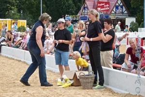 Siegerehrung bei den Voltis... Anja Zappe hatte hier die Leitung, Marlene Hagel assistierte als "Schleifenpony"...
