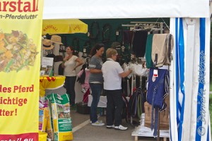 Familie Abele hatte am Stand von Reitsport Abele genügend zu tun...