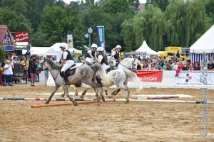 Sandra Schneider auf Rantanplan, Inga Maierhöfer auf Jacke, Elena Boschatzke auf Fennek und Pauline Müller auf Hotte waren die Stadtgespenster... Hier in der Springquadrille...