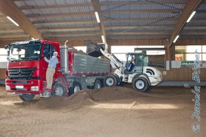 Hier wird gerade der dritte und letzte LKW beladen...