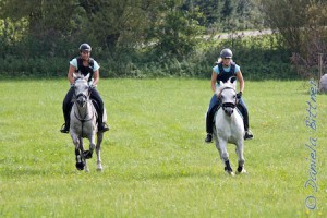 Auch der Jagdgalopp klappt schon ganz gut. Und dass die Mädels Spaß haben, ist nicht zu übersehen!
