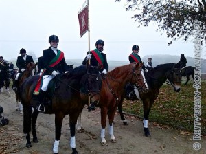 An der Standarte Helmut Hohnheiser mit seiner Carisma, flankiert von Larissa Gösele auf Herata und Anna-Lena Helmle auf Mona...
