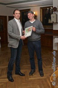 Rainer zeigt stolz seine Urkunde...