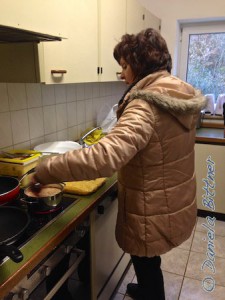 Schon Vormittags hat Hildegard Bühler das Essen, soweit möglich, vorbereitet...