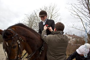 Am Treffpunkt unserer Reiter verteilte Manuel Bühler für alle Reiter Blumen zum Anstecken...