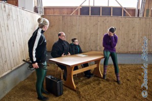Hier beratschlagen Amelie Grundler und Rafaela Gschwender mit dem Richter, was sie falsch gemacht haben und wie sie die Ausbildung des neuen Voltigierpferdes verbessern können.