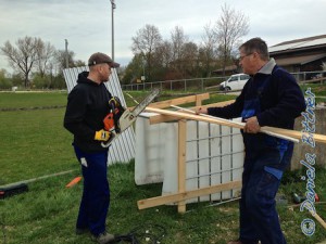 Josef Wecker und Gerd Wiedenhöfer bauen noch ein kleines Dach über den umgebauten Plastikcontainer. Hier soll der neue Standplatz für die Schubkarre sein, damit der Mist nicht immer mit Wasser verdünnt wird, wenn es regnet.
