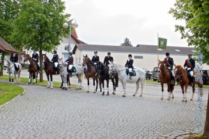 Hier stehen unsere Reiter und lauschen der Reitermesse...