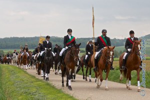 Trotz dunkler Wolken, es regnete nicht... Hier kommen unsere Reiter vom Stockmühlsee hoch und reiten weiter nach Lippach zum Schlusssegen...