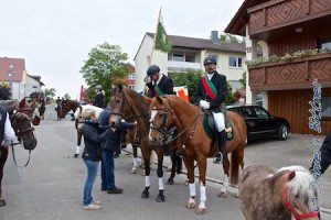 Bei der Reitermesse wird noch schnell die Standarte gebracht. Josef Wecker (gut verdeckt) hilft, damit alles schnell und reibungslos geht.