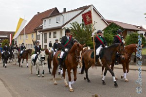 Nach der Messe geht die Prozession los durch das Dorf..