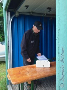 Gebhard richtet noch schnell die Kasse her für die Selbstbedienung im Container...