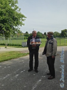Gebhard bringt die Verpflegung, die von manchen schon sehnsüchtig erwartet wird...