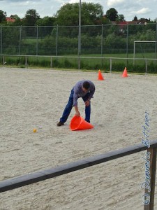 Manch ein Kegel wird mit Ball einfach umgefahren... Dann muss sich jemand erbarmen und ihn wieder aufstellen... Hier war es Josef Wecker..