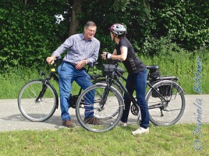 Die Zuschauer kommen auch mit dem Fahrrad... Hier Josef Wecker und Emma Rieber...