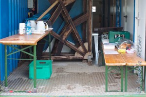 Im Container ist für die Teilnehmer was zu Essen und zu Trinken hergerichtet...