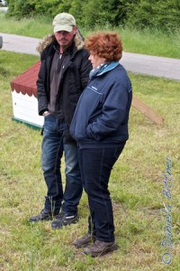 Brigitte Schmid und Herbert Haas sehen den anderen Teilnehmern auf dem Platz zu...