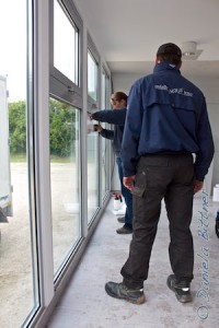 Conny sprüht das Fenster mit Seife ein, dasselbe mit der Folie, die darauf soll...