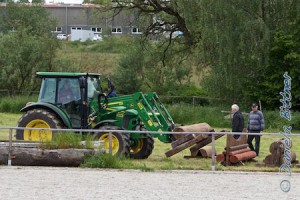 Peter Müller hat mit seinem Traktor die Hindernisse vorne auf die Gabel genommen und versetzt...