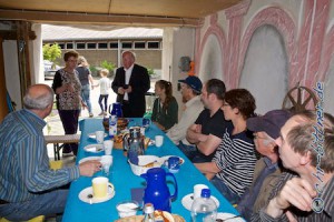 Hier ein kleiner Einblick in die gemütliche Runde von Reitern, Pilgern und den anderen, die zur Verabschiedung gekommen waren.