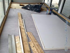 Innen liegt schon ein Teil des Bodens und die Bretter für die restliche Innenverkleidung...